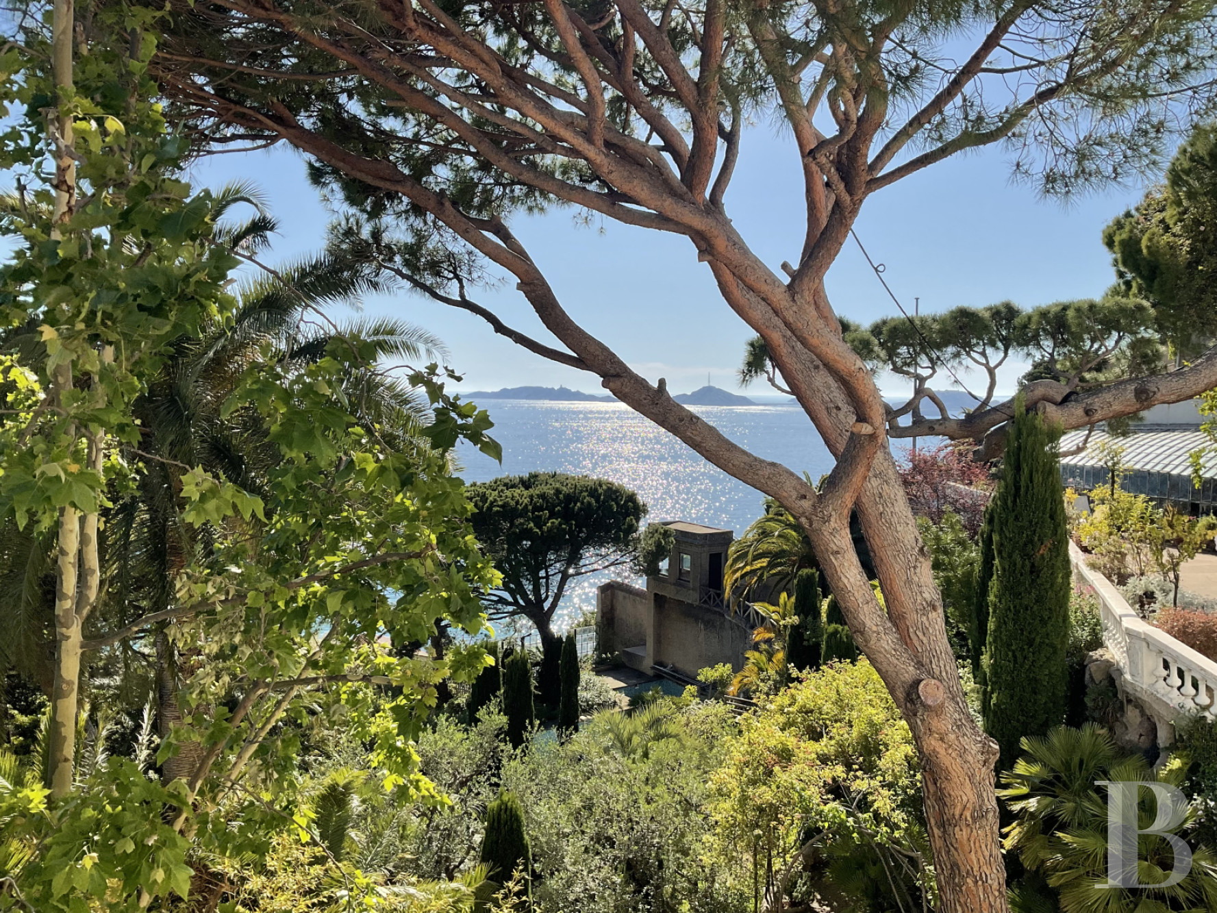 À Marseille, au cœur du Roucas-Blanc, une villa du 19ème siècle et ses spectaculaires jardins et rocailles dominant la corniche - photo  n°5